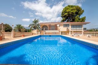 Chalet in L´Albir. Villa con piscina en venta en albir