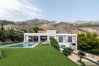 Chalet in Altea la Vella. Lujosa casa con preciosas vistas al mar y a la montaña en altea