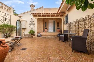 Chalet à Pueblo-Ubanizaciones. Encantadora casa con precioso patio y piscina en alfáz del pi