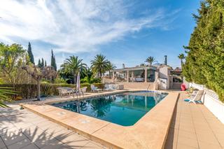 Chalet in Escandinavia-Cautivador. Villa con piscina en venta en alfaz