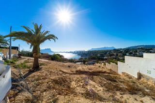 Terreny residencial a Cala Advocat-Baladrar. Impresionante parcela edificable con vistas al mar en moraira