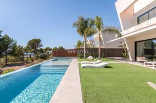 Chalet à Golf Bahía. Impresionante villa moderna con vistas al mar en sierra cortina