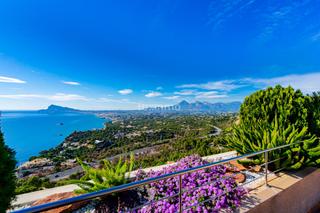 tic en Altea Hills. tico con impresionantes vistas al mar las montaas y la ciudad