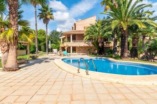 Xalet a Urbanizaciones. Villa en venta en pueblo levante con piscina privada