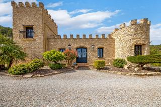 Xalet a Relleu. Castillo reformado en venta en relleu con super vistas a la mont