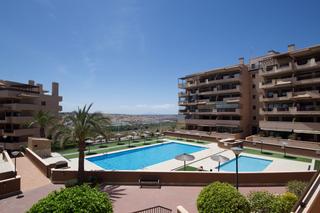Casa adosada en Los Arenales del Sol. Moderna casa adosada con piscina privada en arenales del sol