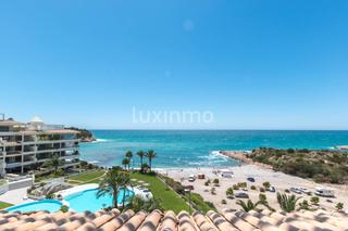 Attique à Mascarat. Amplio ático con vistas al mar en venta en mascarat