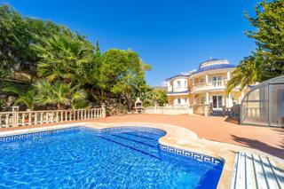 Xalet a Pueblo Acantilado-Lanuza. Casa con mucha privacidad de estilo colonial en campello