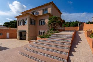 Chalet à Carrió - La Merced - Los Pinos. Villa de estilo mediterráneo de 5 dormitorios con vistas en calp