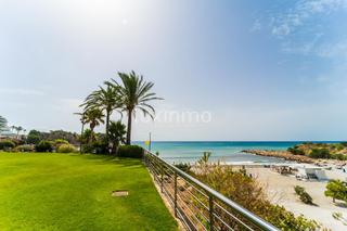 Attique à Mascarat. Ático en primera línea de playa en altea con vistas al mar
