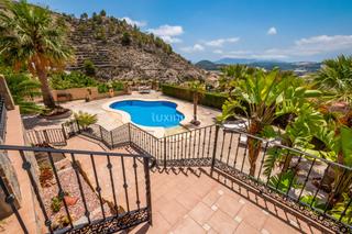 Xalet a Callosa d´en Sarrià. Bonita villa con piscina en venta en callosa