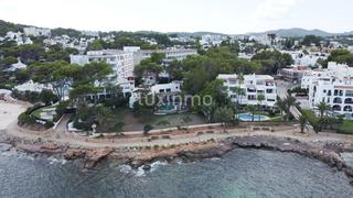 Xalet a Santa Eulària des Riu. Villa en primera línea con vistas al mar