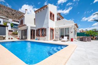 Chalet in Golf Bahía. Impresionante villa reformada de 4 dormitorios en sierra cortina