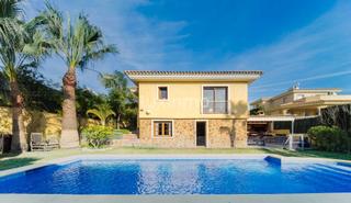 Xalet a El Tossal-Bello Horizonte. Se vende casa con amplio jardín y piscina en la nucia