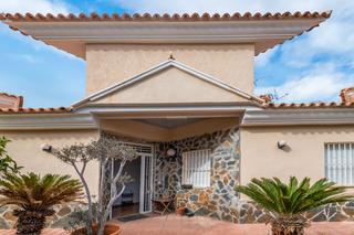 Chalet in Pueblo-Ubanizaciones. Impresionante villa con vistas al mar en alfaz del pí