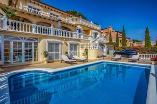 Chalet à Pedreguer. Se vende gran villa independiente de estilo colonial en denia