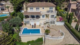 Chalet in Pedreguer. Se vende gran villa independiente de estilo colonial en denia