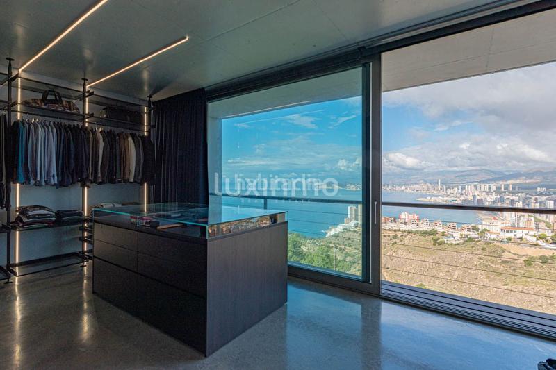 Foto d5219eca-8cb8-4289-af71-47afa2bb80c6. Chalet mit heizung parking pool in Sierra Helada Benidorm