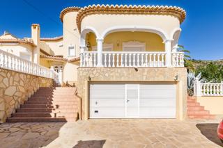 Xalet a Canuta. Amplia casa reformada con vistas al mar en calpe