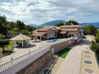 Xalet a La Nucia Pueblo. Casa independiente con impresionantes vistas y lujosas instalaci