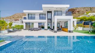 Chalet à Golf Bahía. Preciosa villa con vistas al mar en venta en finestrat