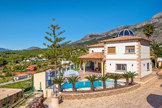 Chalet en Altea la Vella. Preciosa villa con vistas al mar y a la montaña en venta en alte