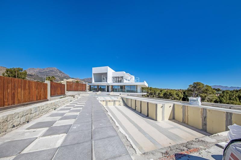 Foto 2adeb892-3aee-412b-bb3b-b4d9bc106324. Xalet amb aparcament piscina a Urbanizaciones Benidorm