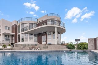 Chalet à Pueblo-Ubanizaciones. Precioso chalet moderno con piscina en venta en alfaz