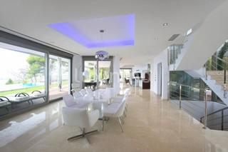 Chalet in Mascarat. Fascinante villa de lujo frente al mar en venta en altea