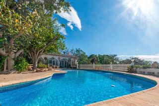 Chalet en Altea Ciudad. Preciosa villa rústica con piscina en venta en altea
