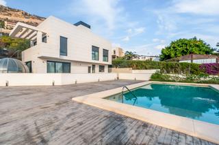 Chalet à Albufereta. Moderna villa en playa de la albufereta en alicante