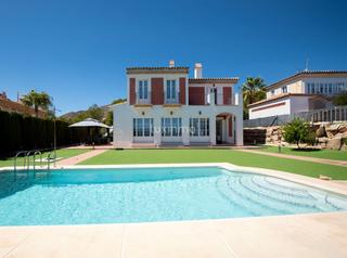 Chalet in Golf Bahía. Villa en venta en sierra cortina