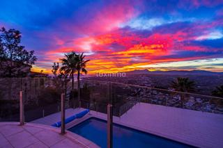 Chalet à Cumbre del Sol. Casa independiente de 5 dormitorios con vistas al mar en benitat
