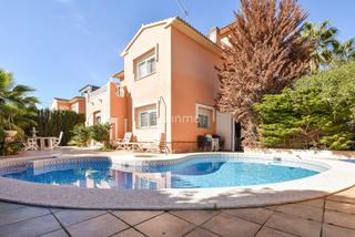 Chalet in L´Albir. Impresionante chalet mediterráneo en el albir