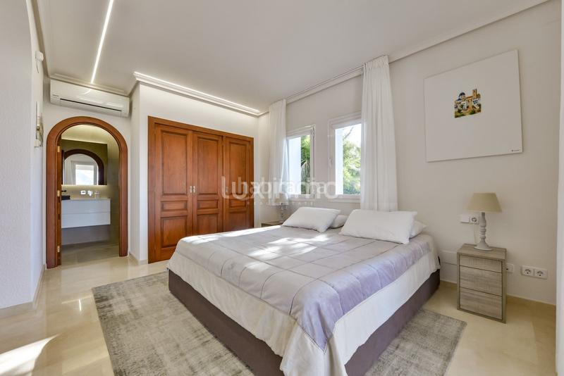 Foto 9a6d46e8-ed3f-4f86-a73b-94fbfbe8624b. Chalet with heating parking pool in Altea la vella Altea