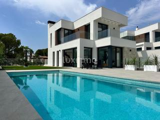 Chalet à Golf Bahía. Villas modernas con vistas al mar y garaje en sierra cortina ben
