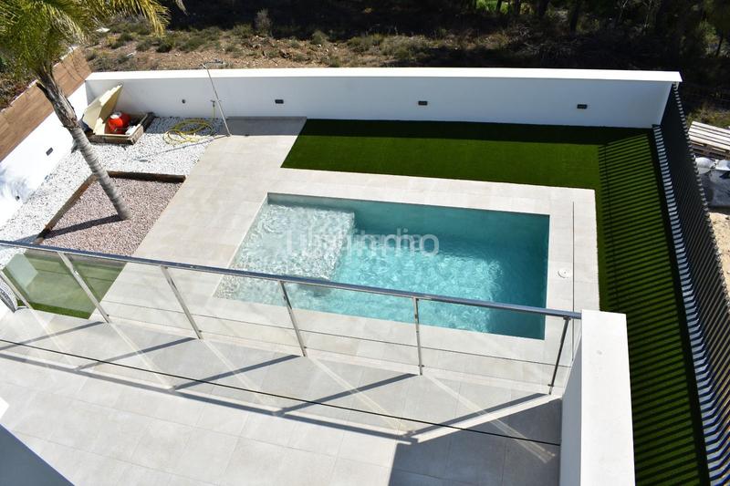 Foto 195f6fa5-d9ea-4faf-b2e5-3837ccd2fd49. Casa pareada villa independiente rodeada de naturaleza con piscina privada en Nucia (la)