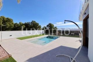 Casa aparellada a Coloma. Villa independiente rodeada de naturaleza con piscina privada