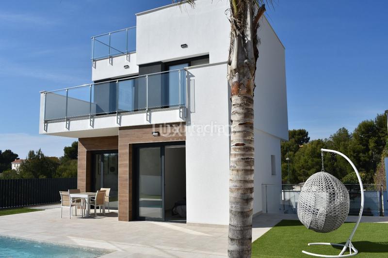 Foto b642f893-095d-4239-a0bf-2c3bf62ec2b5. Casa pareada villa independiente rodeada de naturaleza con piscina privada en Nucia (la)