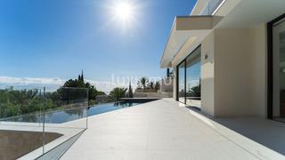 Chalet in Mascarat. Una nueva villa moderna con vistas al mar en venta en altea
