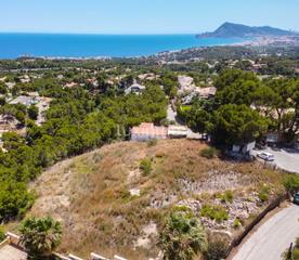 Terreny residencial a Altea la Vella. Gran parcela plana con vistas al mar en altea
