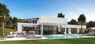 Xalet a Partida Comunes-Adsubia. Villa de un solo nivel en parcela llana cerca de la ciudad de ja