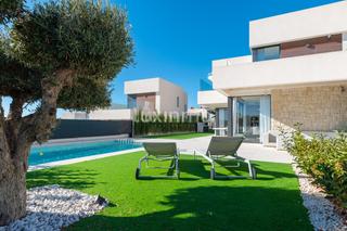 Chalet in Golf Bahía. Se vende villa con vistas al mar en sierra cortina