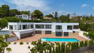 Chalet in Pueblo-Ubanizaciones. Llamativa villa de lujo con vistas al mar, junto a altea