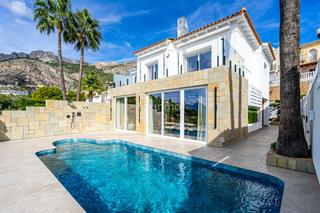 Casa adossada a Altea Hills. Casa adosada con reforma de diseño y vistas al mar en altea hill