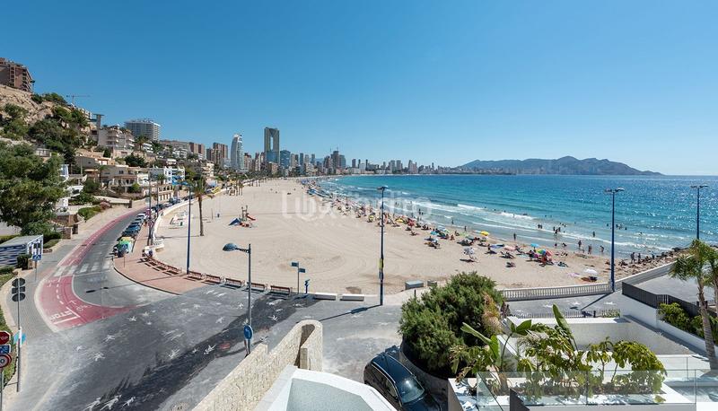 Foto 2121a08d-b9c2-4edb-94e8-51cc496a7376. Dúplex amb calefacció aparcament piscina a Playa Poniente Benidorm
