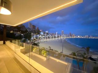 Duplex à Playa Poniente. Espectacular ático dúplex en primera línea de playa en benidorm