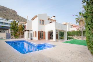 Chalet en Golf Bahía. Se vende mansión de estilo colonial con vistas al mar y a la mon