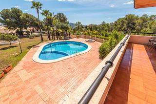 Xalet a Coloma. Preciosa casa en venta con piscina y vistas a la montaña