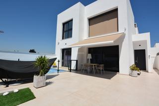 Chalet en Formentera del Segura. Encantadora casa independiente de 3 dormitorios con piscina en f